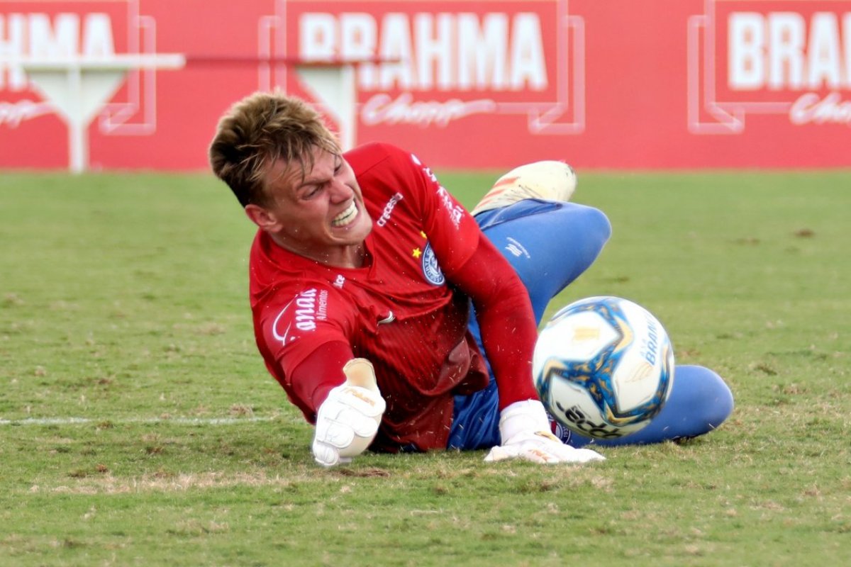 Goleiro do Bahia fica fora dos treinos após sofrer estiramento muscular
