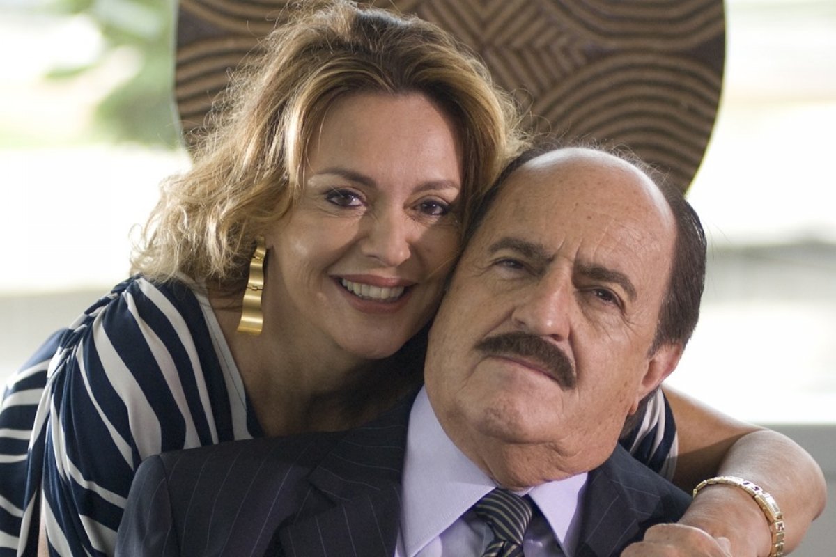 Atriz se diverte ao lembrar como soube que Ary Fontoura é gay