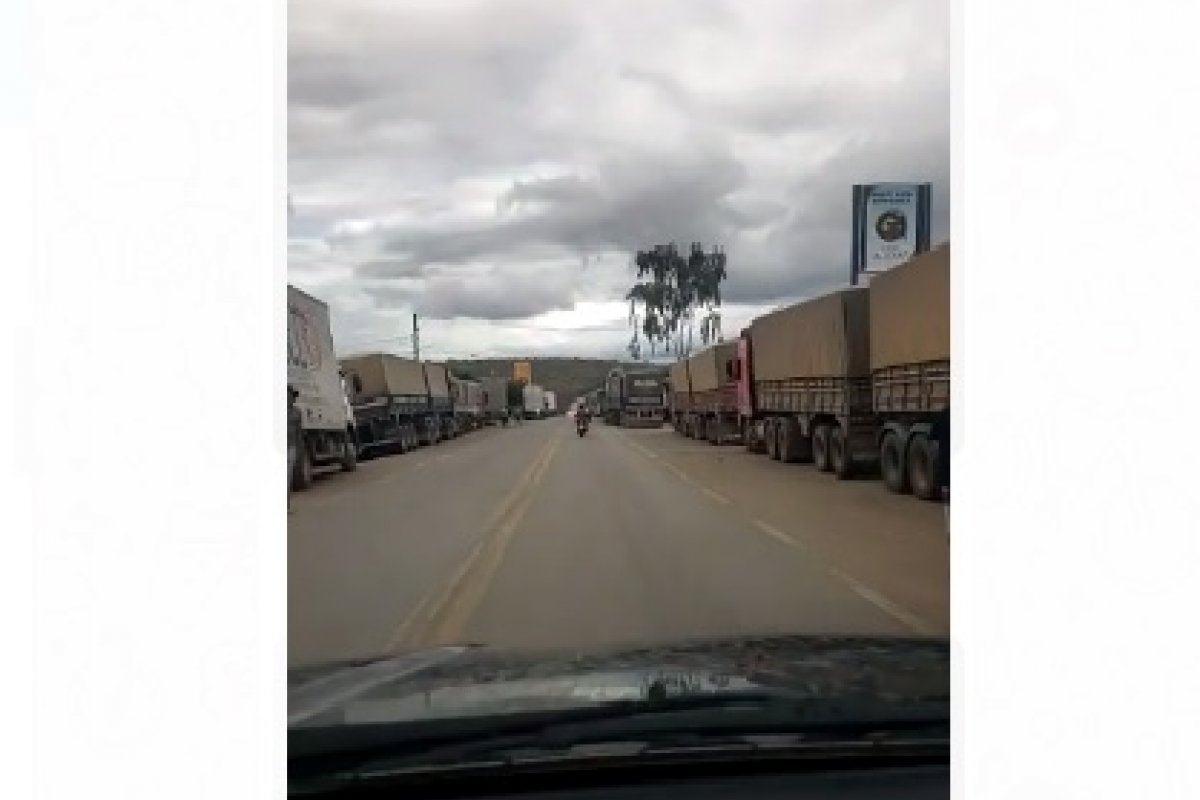 Veja vídeo: interdição na BR 242 provoca filas quilométricas de caminhões em trecho de Lençois (BA)