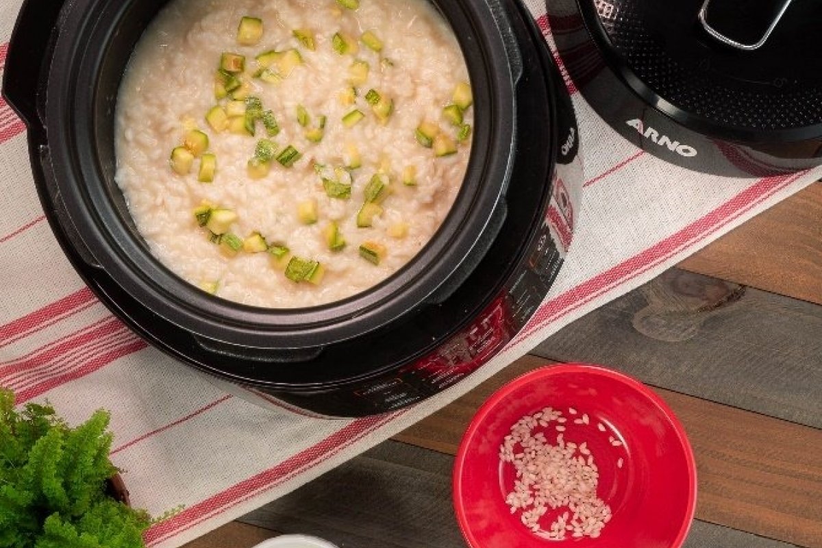 Prepare um saboroso Risoto de queijo com abobrinha na panela de pressão elétrica