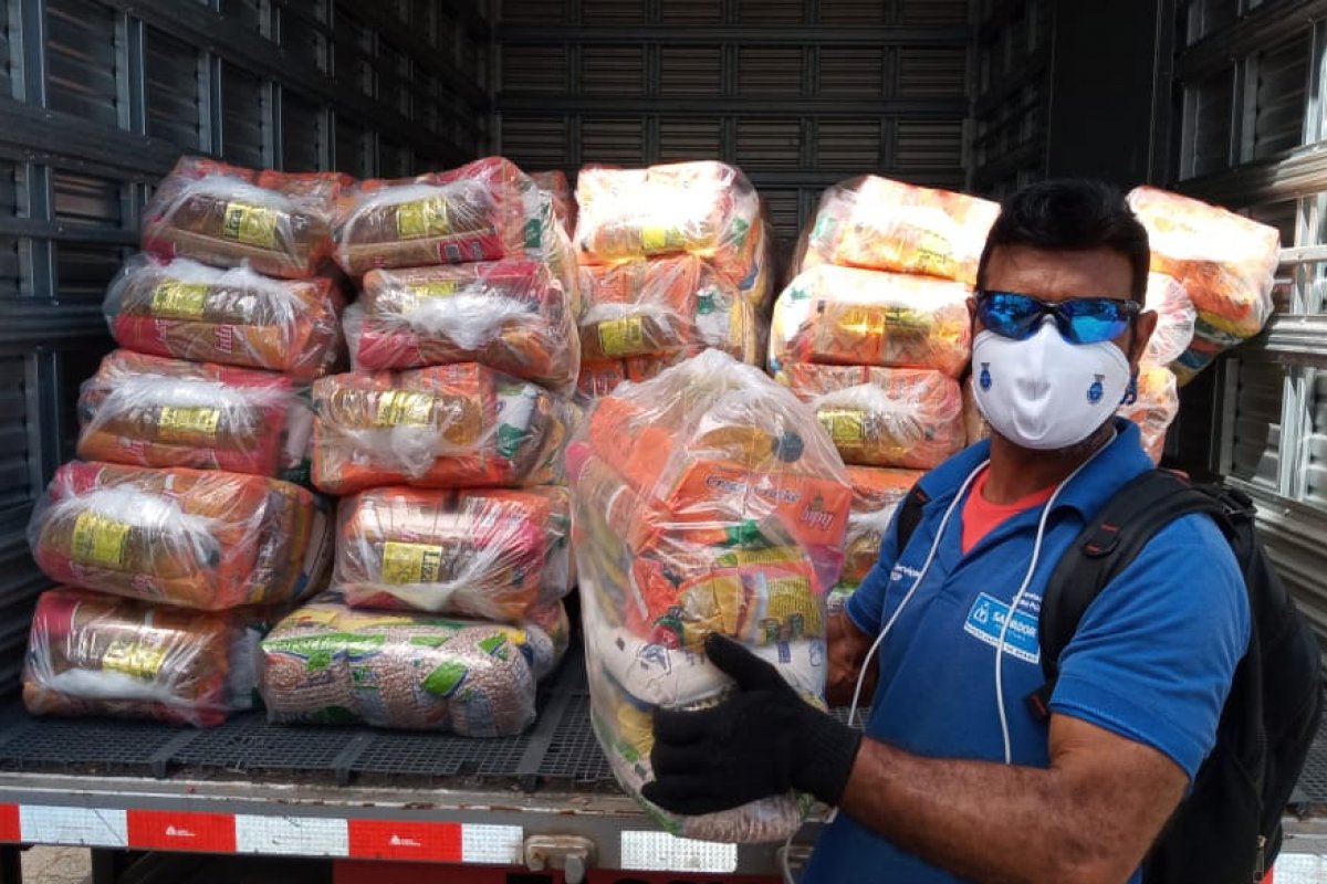 Cestas básicas são distribuídas na região de Pernambués nesta sexta (10)