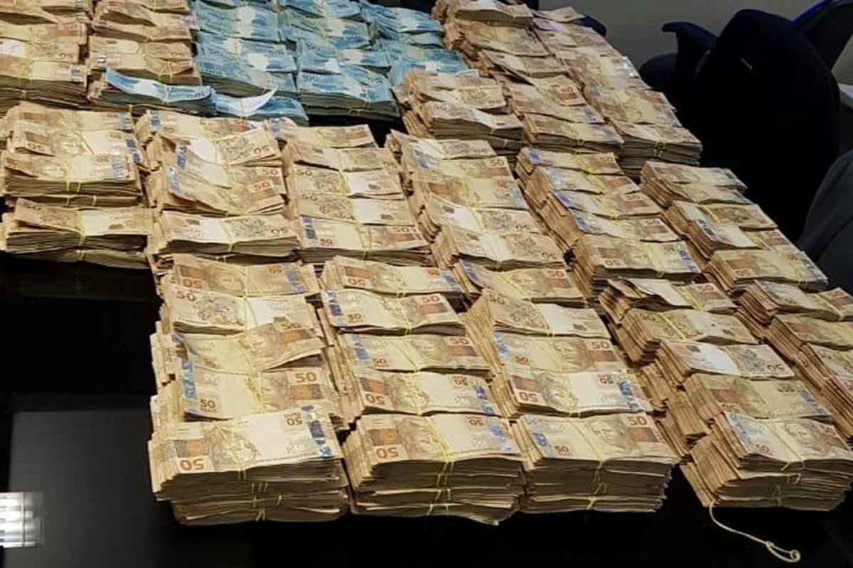 MP acha R$ 5 milhões em dinheiro na casa do ex-secretário de Saúde do RJ