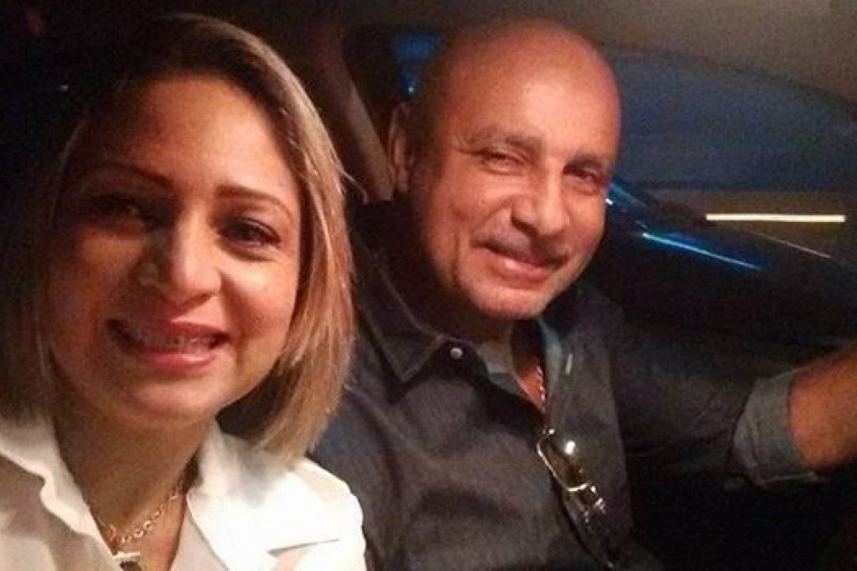 Mulher de Queiroz se apresenta à polícia para cumprir prisão domiciliar