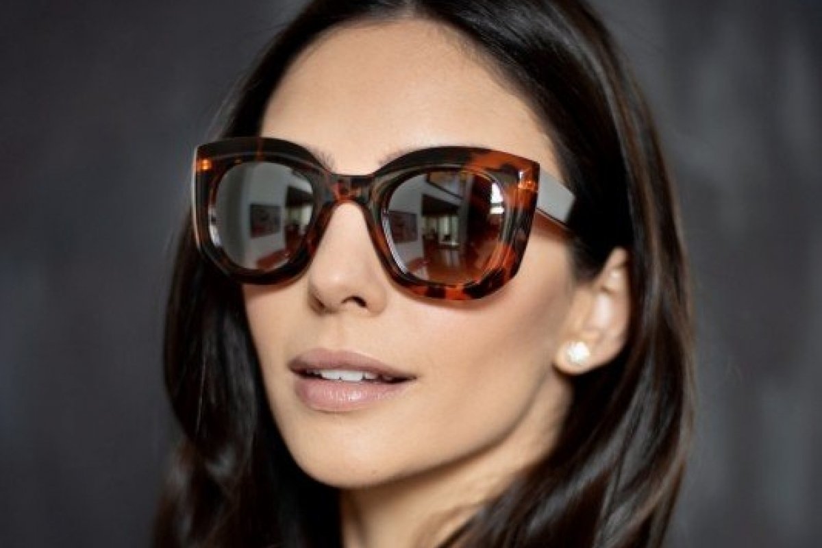 Corrente do bem: Carol Celico assina collab beneficente de óculos de sol