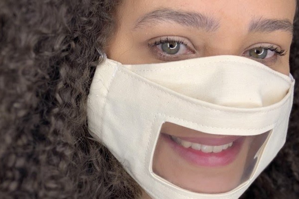 Máscara transparente faz sucesso e gera renda para costureiras