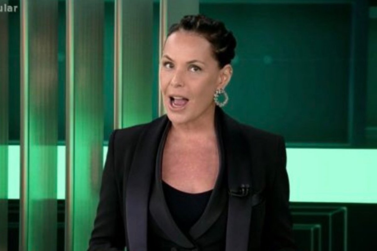 Carolina Ferraz estreia no Domingo Espetacular e bomba na web