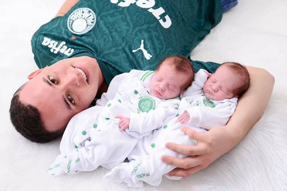Gêmeos que perderam a mãe para a Covid-19 fazem ensaio com presentes do Palmeiras
