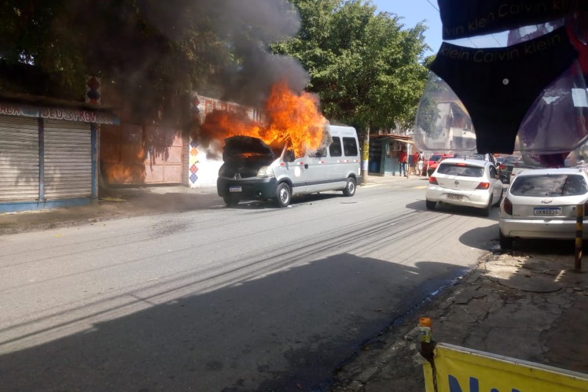 Fogo destrói van no bairro do Pau Miúdo, em Salvador