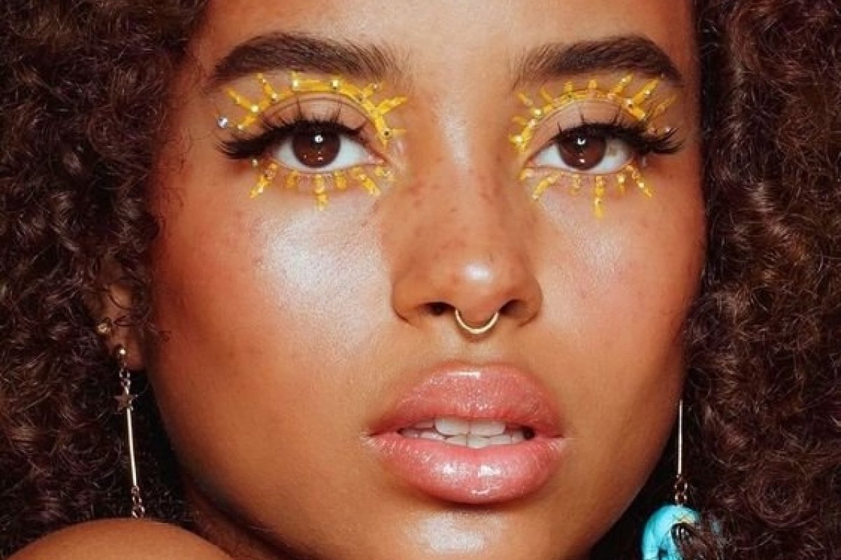 Maquiagem galáctica é tendência de beleza artística