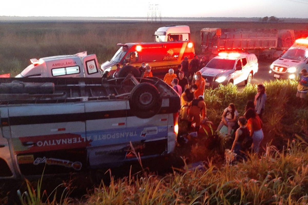Dezesseis profissionais de saúde ficam feridos após van de transporte capotar em uma rodovia