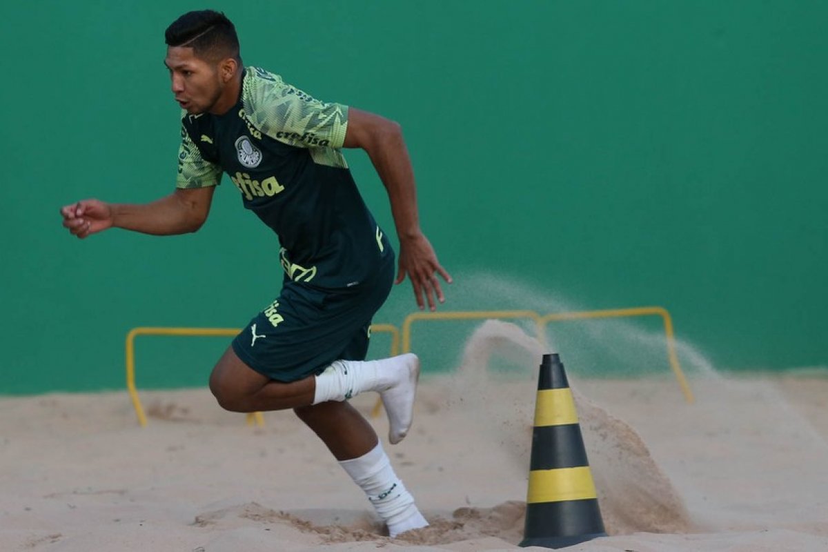 Fifa suspende o atacante Rony, do Palmeiras, por quatro meses