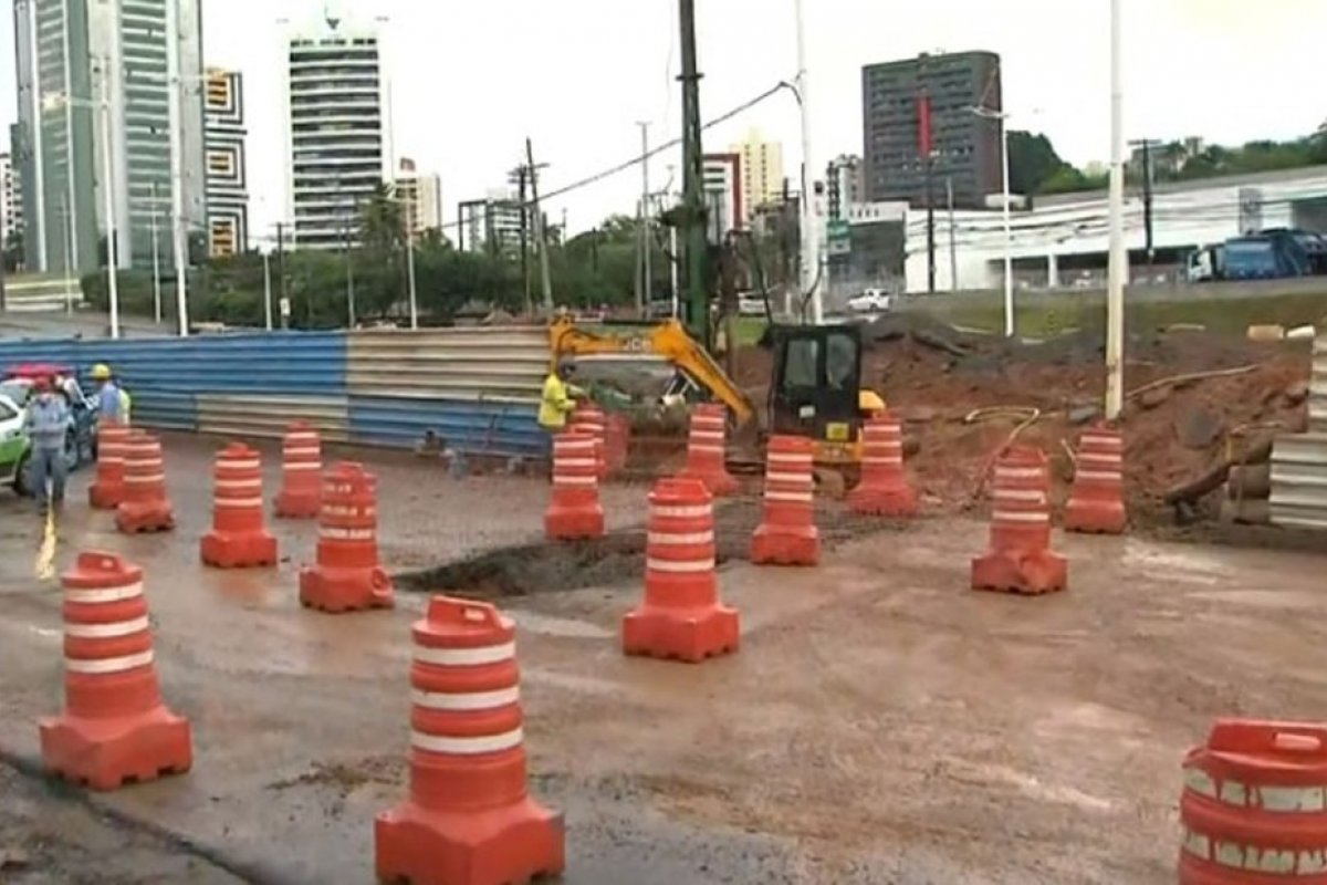 Adutora se rompe e trânsito é desviado na Avenida ACM, em Salvador