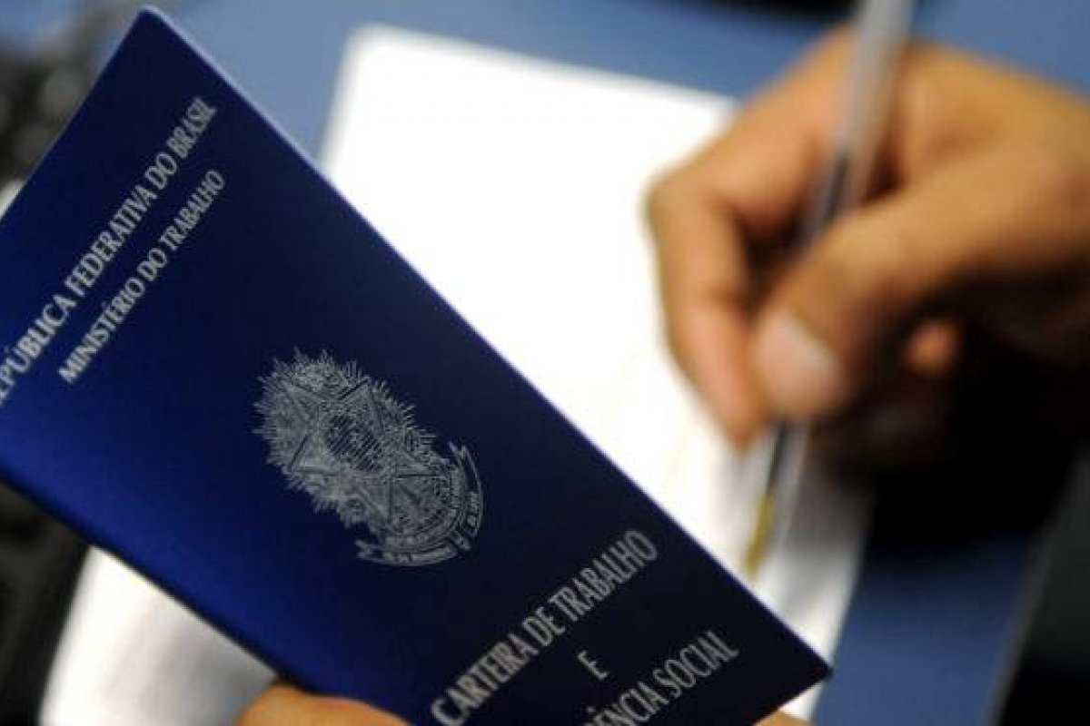 Governo amplia prazo de suspensão de contratos de trabalho e redução da jornada