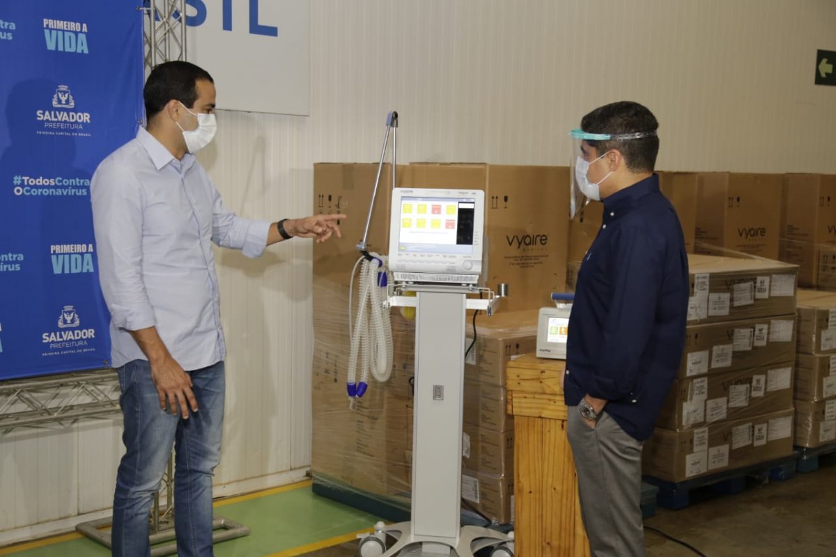 ACM Neto apresenta novos respiradores doados pelo governo Federal