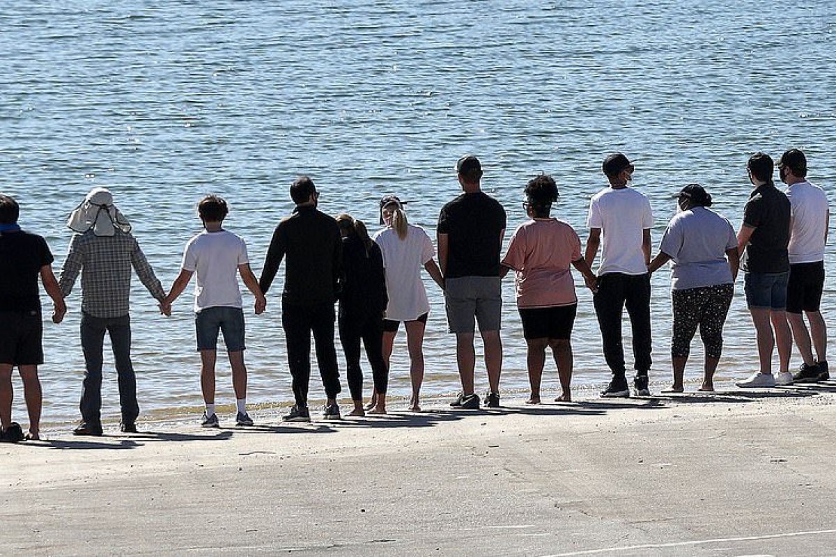 Elenco de 'Glee' presta homenagem a Naya Rivera em lago onde ela morreu afogada