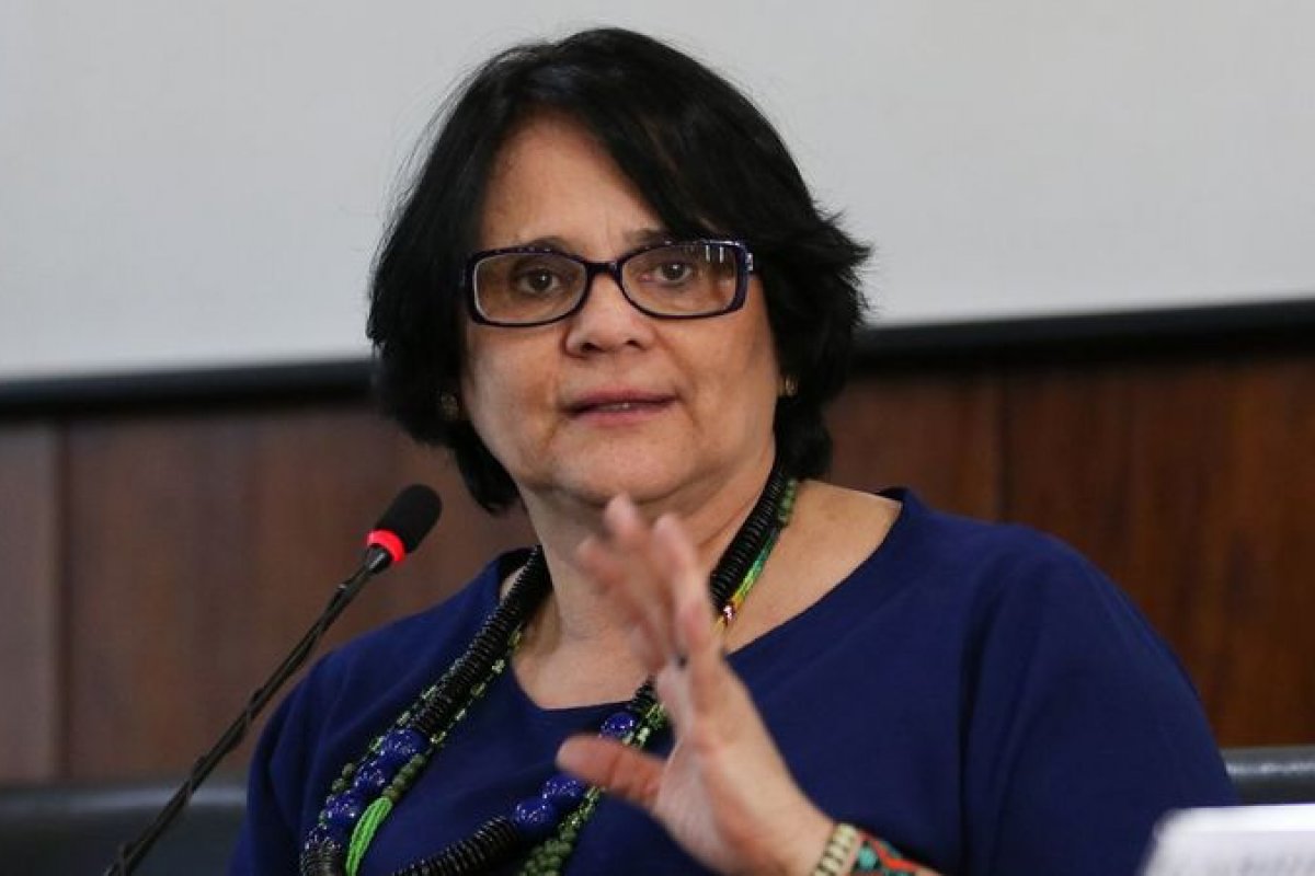 "Ninguém passa pano para pedófilo", diz Damares Alves