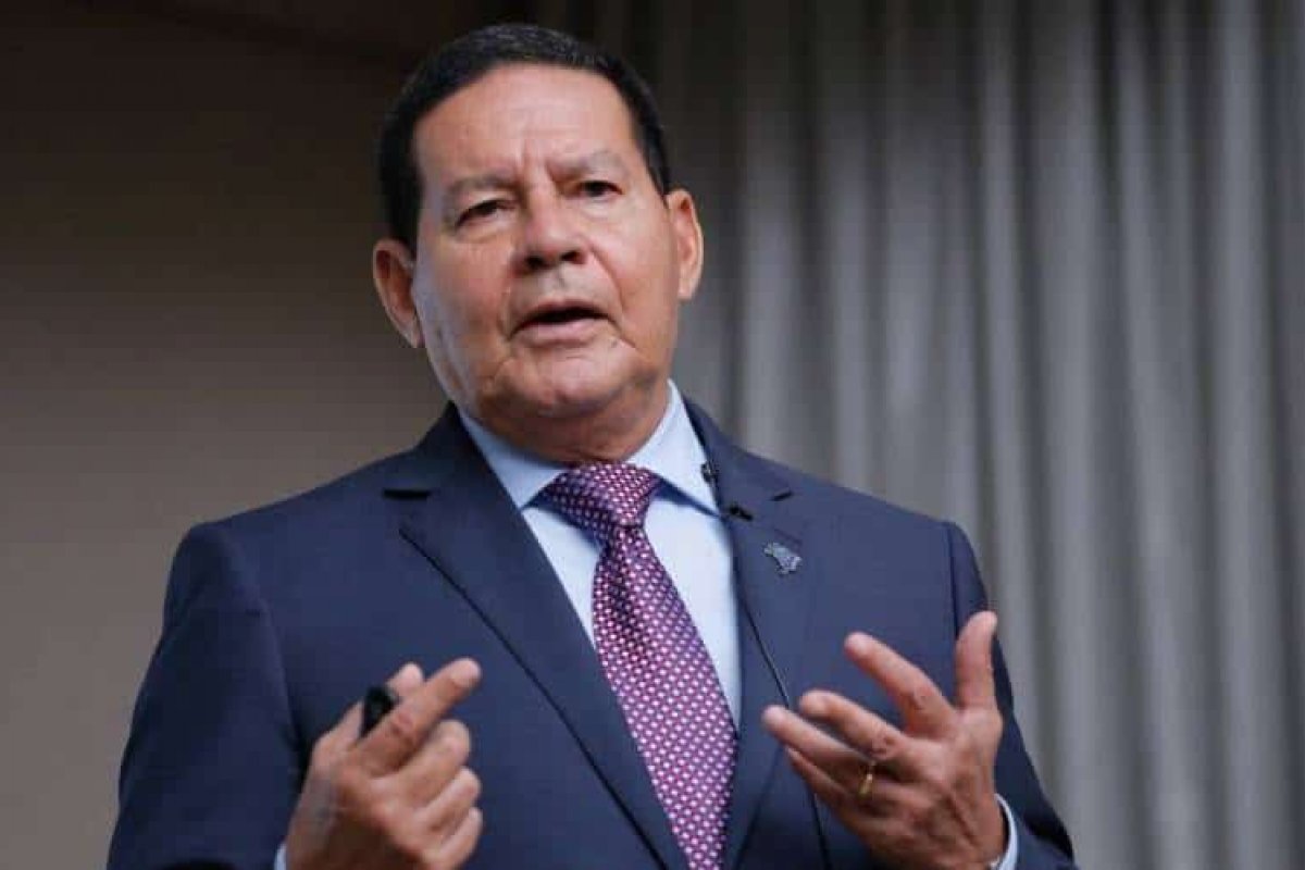 Bolsonaro deve promover mudança no ministério da Saúde em 'momento próximo', diz Mourão