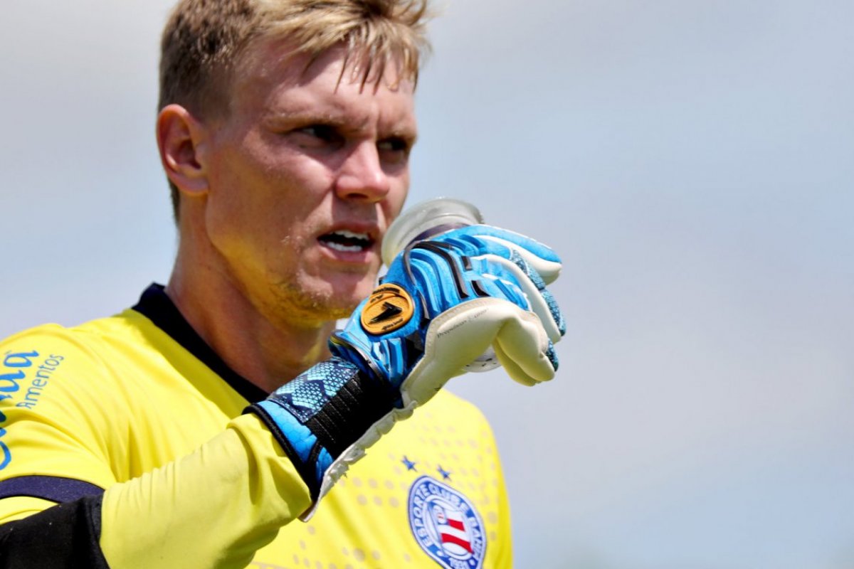Goleiro Douglas Friedrich renova contrato com o Bahia até 2022