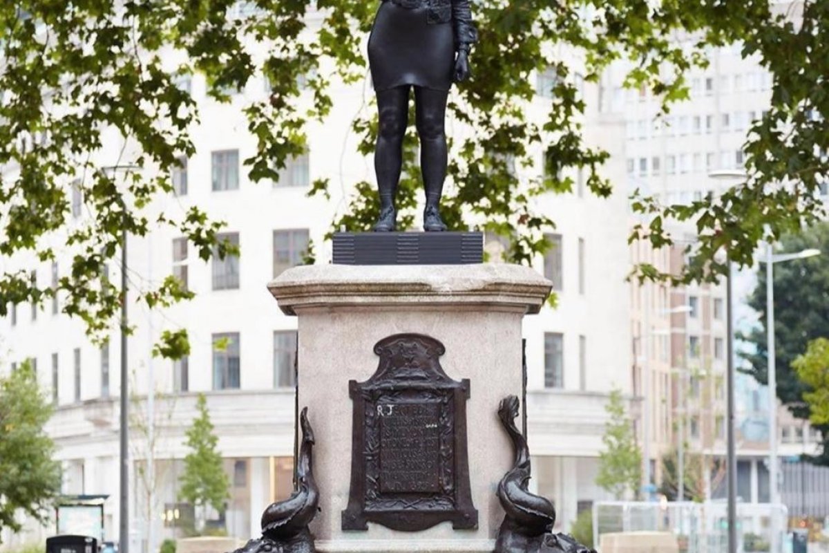 Artista do movimento 'Black Lives Matter' faz escultura para substituir monumento em homenagem à traficante de escravos