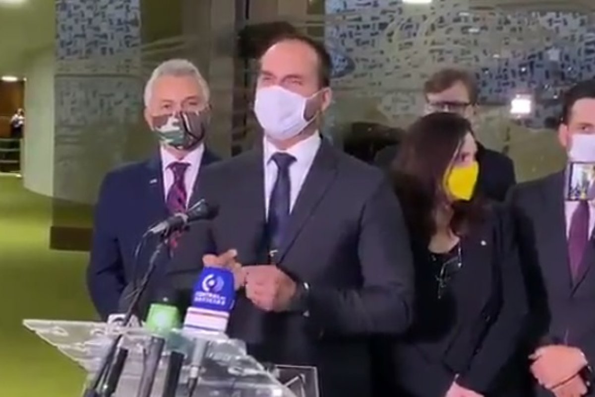 "Como é que a gente vai poder debater se eu tô com medo de falar uma coisa e ser preso?", questiona Eduardo Bolsonaro