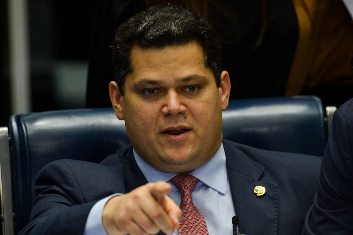 Alcolumbre suspeita de que celular foi hackeado após votação de PL das Fake News