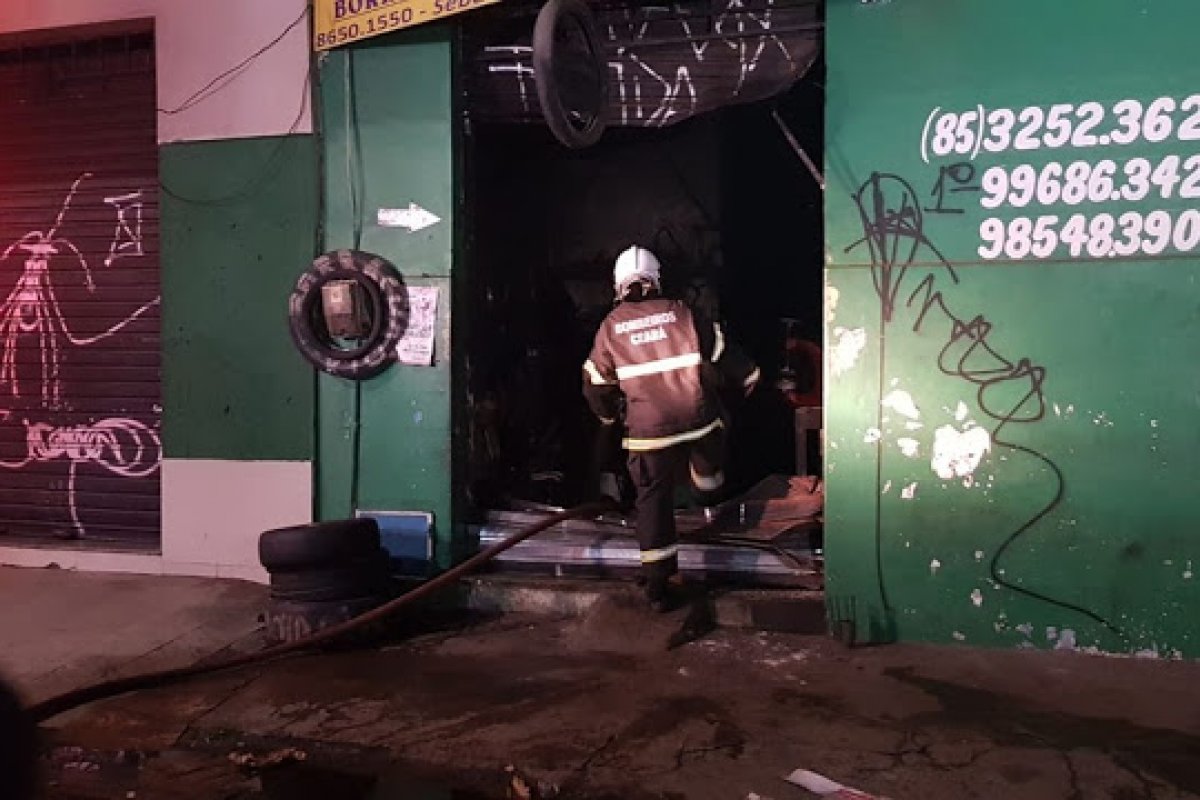Incêndio atinge borracharia e hospital psiquiátrico em Fortaleza