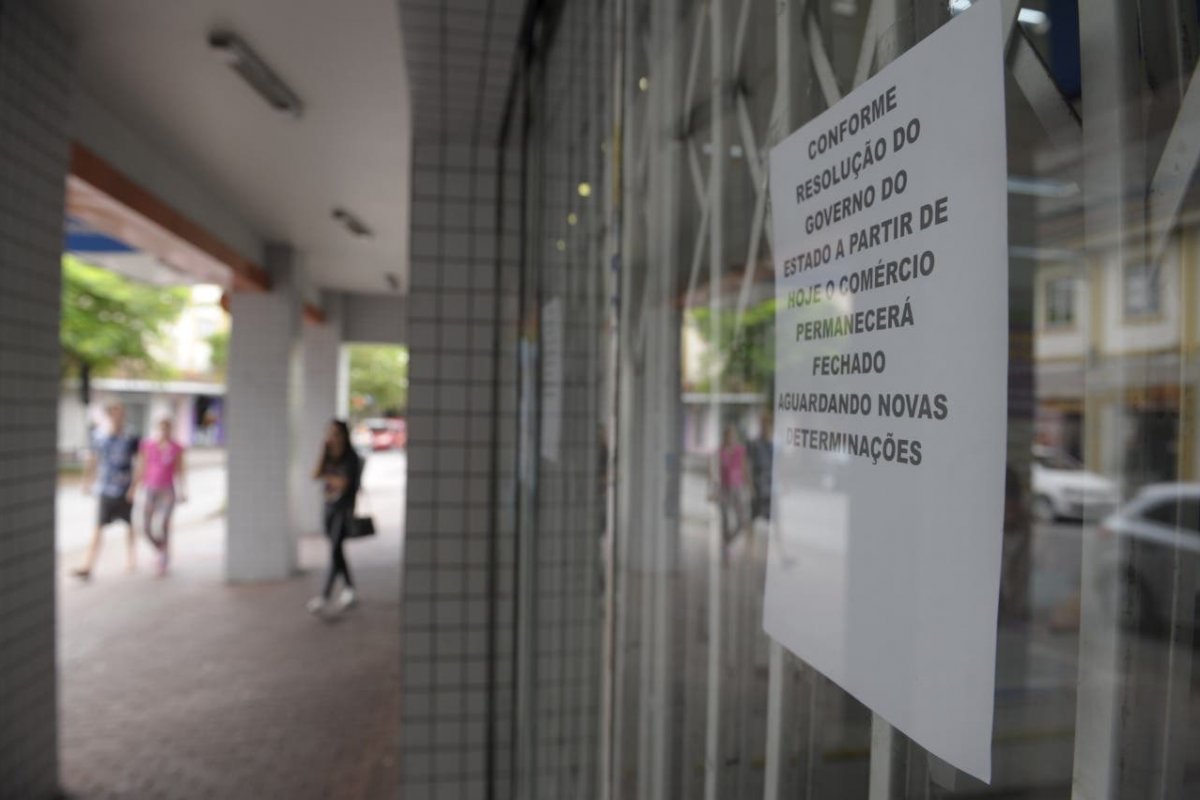 Quatro em cada dez empresas paralisaram definitivamente as atividades por causa da pandemia, diz IBGE