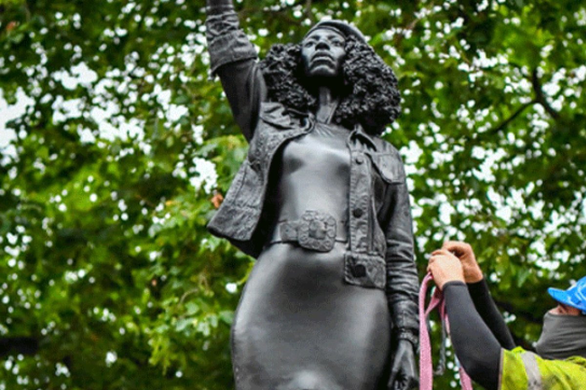 Estátua de manifestante do Black Lives Matter é retirada de Bristol 24h depois