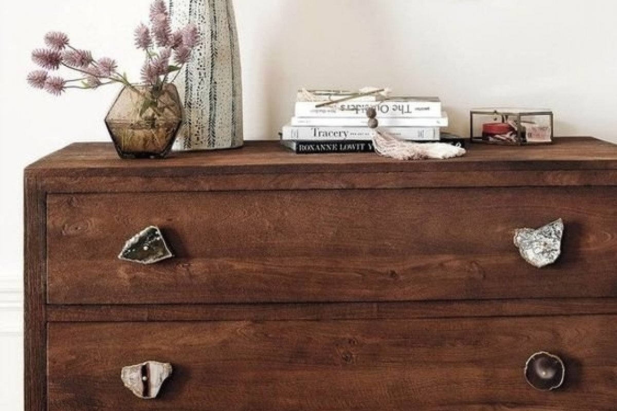 Saiba como trocar os puxadores dos móveis e renovar os ares da decor