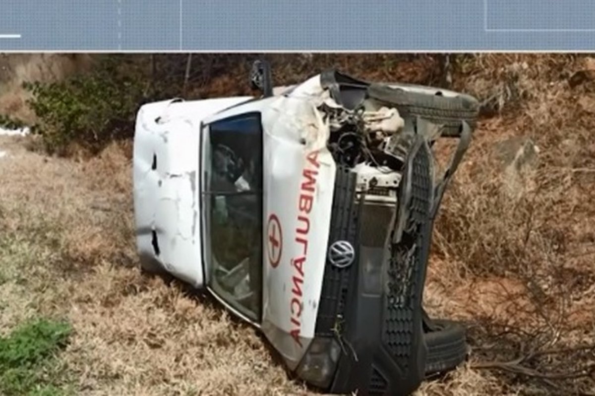 Acidente com ambulância deixa pai e filho mortos na Bahia