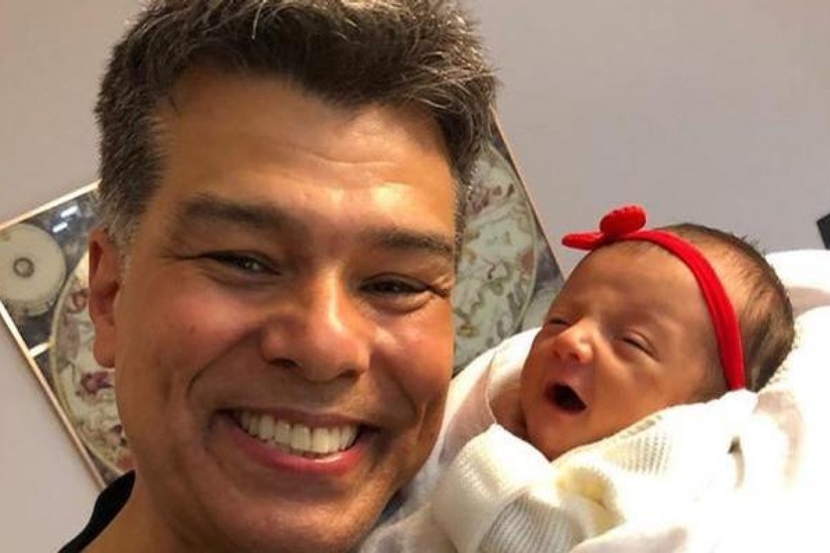 Amor do vovô: Mauricio Mattar comemora 3 meses da neta