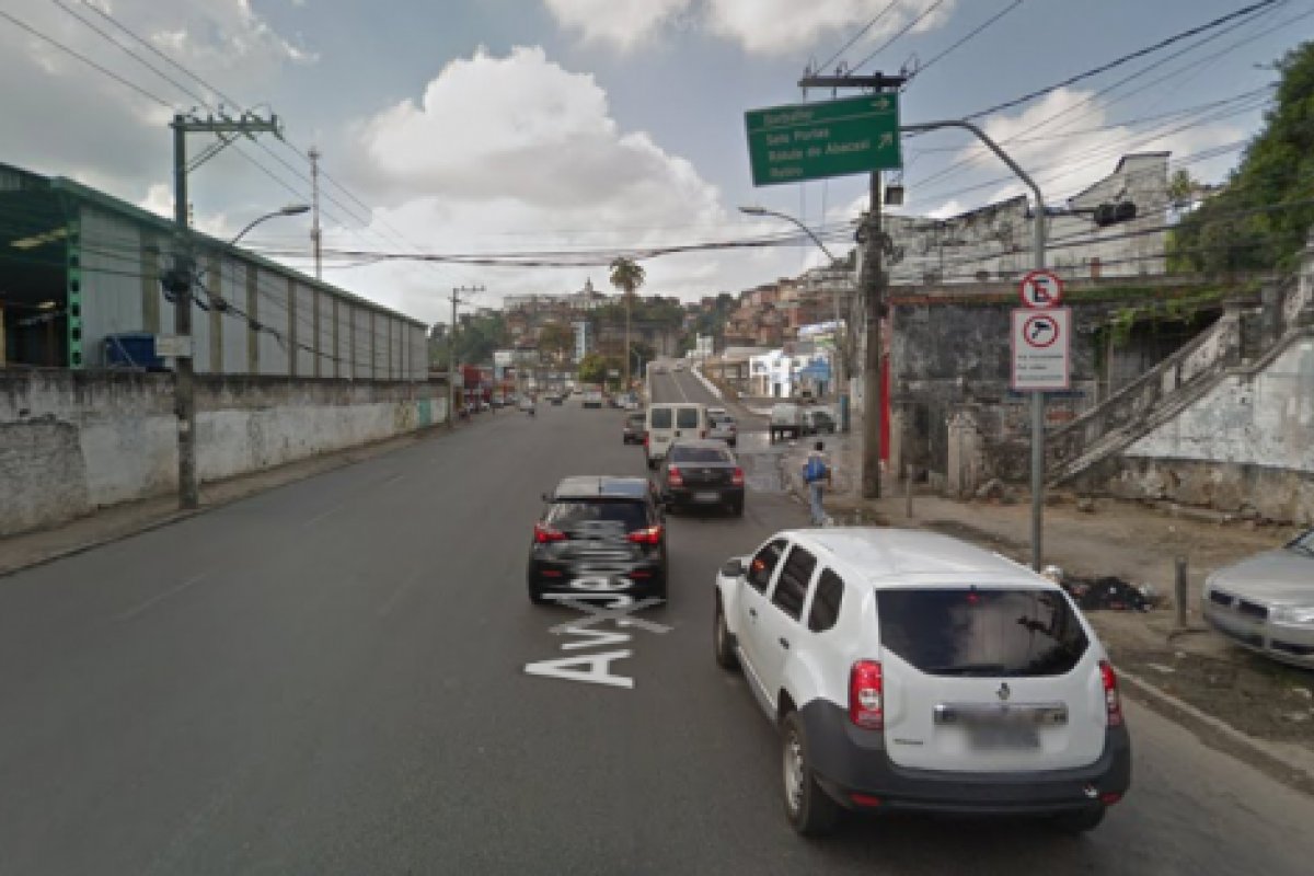 Motociclista colide em carro e fica ferido na Avenida Jequitaia, em Salvador