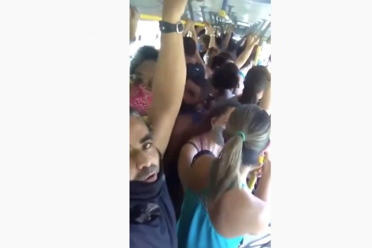 Veja vídeo: Usuário do transporte publico de Recife mostra indignação em ônibus lotado