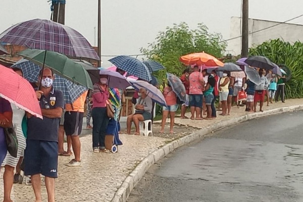 Ambulantes formam fila para tentar receber cesta básica em Itapuã