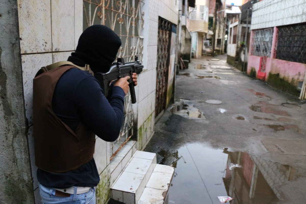 Polícias realizam reconhecimento de pontos de drogas em Pernambués 