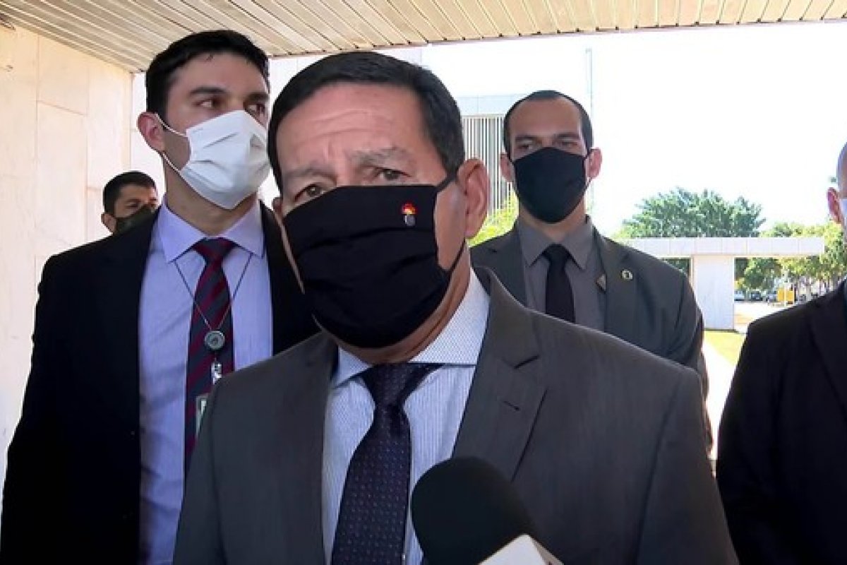 Mourão afirma ser 'justo' um imposto sobre transações eletrônicas para desonerar folha de pagamento