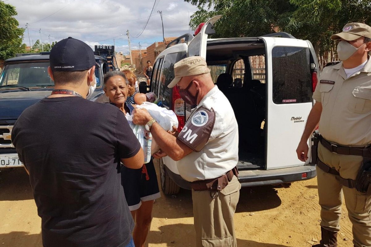 Moradores de cidades do interior da Bahia e RMS recebem doações pela PM