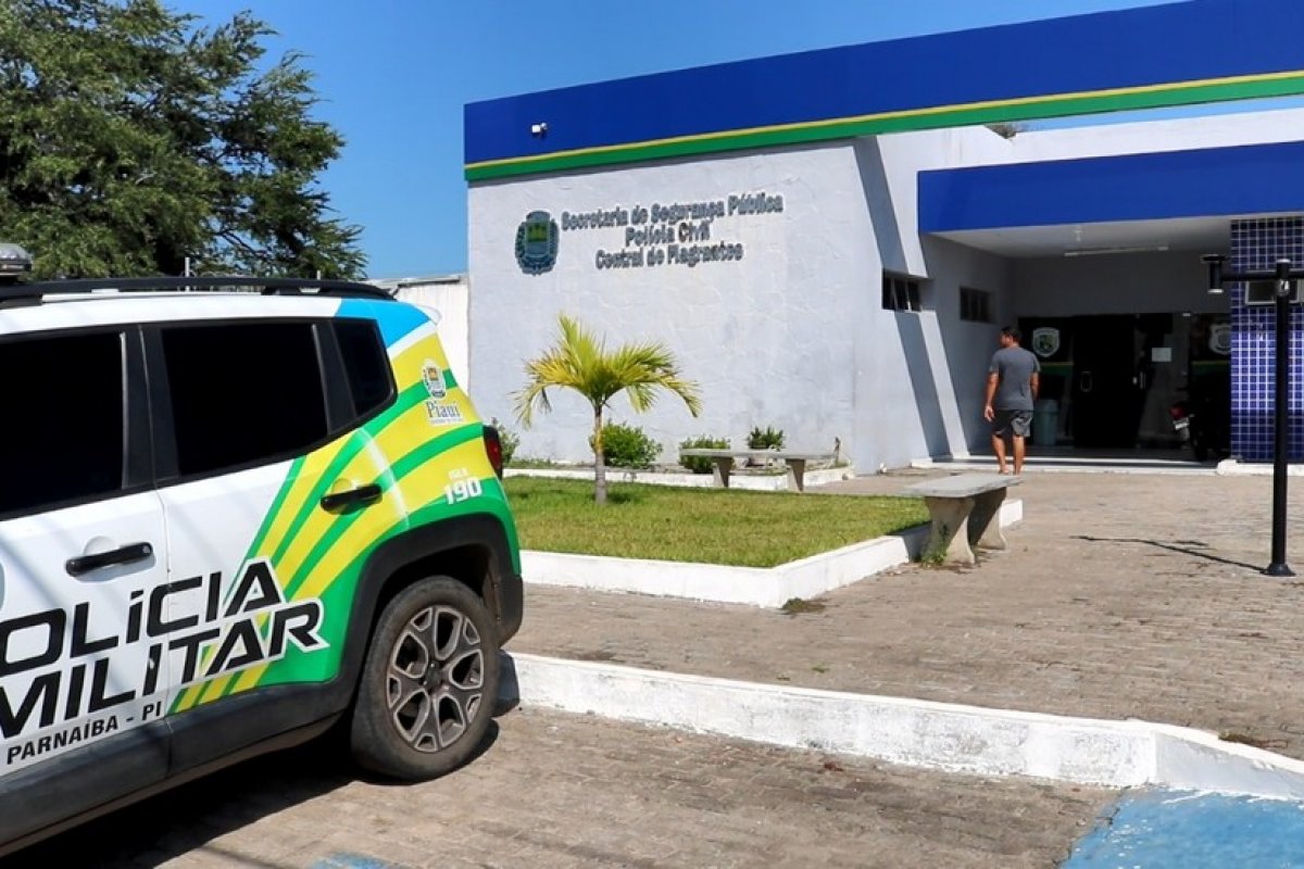 Mãe se recusa a deixar filho de dois anos entrar em casa e é presa suspeita de abandono de incapaz