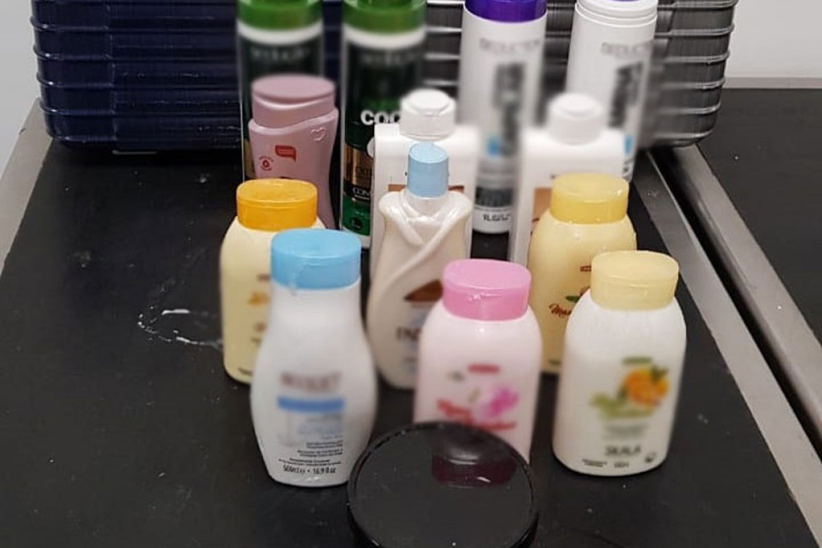 Dupla é presa no aeroporto de Salvador com cocaína diluída em embalagens de shampoo