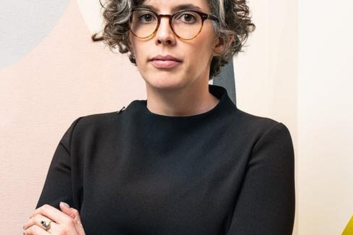 Designer bomba na web ao pintar piscinas multicoloridas à mão