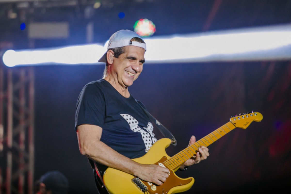 Durval Lelys, Ferrugem e Dennis DJ são alguns dos artistas que realizam lives neste sábado; confira a lista