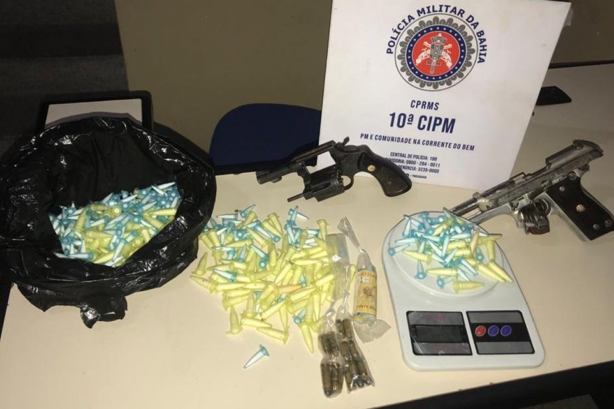 PM apreende cocaína avaliada em R$ 4 mil e armas de fogo em São Francisco do Conde, na Bahia
