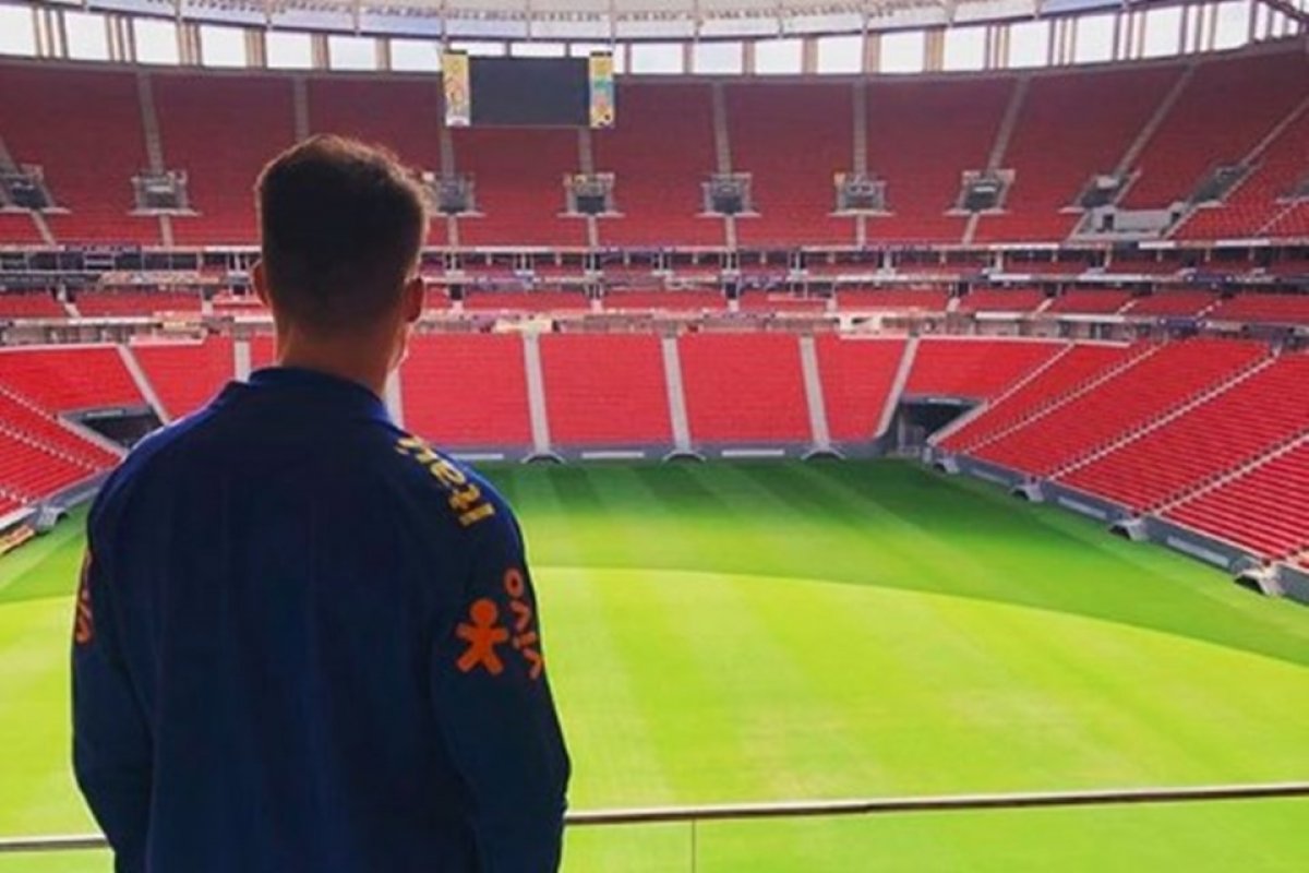 Filho '04' de Bolsonaro aluga camarote no Mané Garrincha para montar estúdio