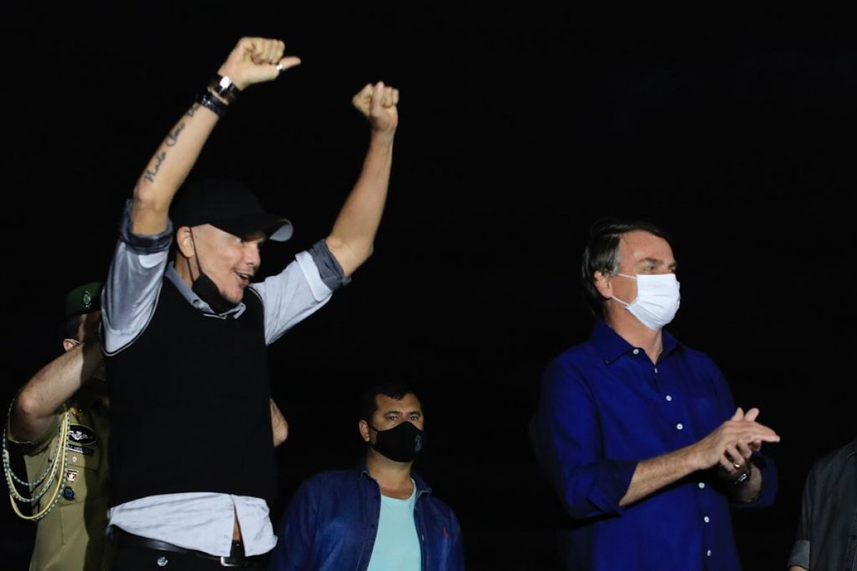 Veja vídeo: cantor Netinho surge em live de Bolsonaro e apoiadores do presidente cantam "Mila"
