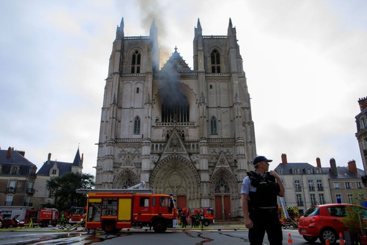 Polícia ouve homem após incêndio em catedral gótica de Nantes, na França