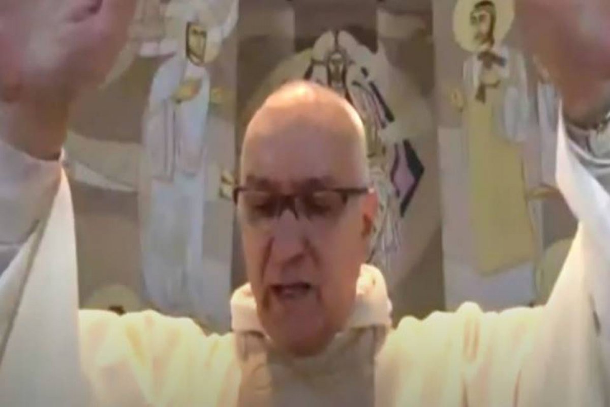 Veja vídeo: assaltantes interrompem missa e padre pede ajuda: “Chamem a polícia”