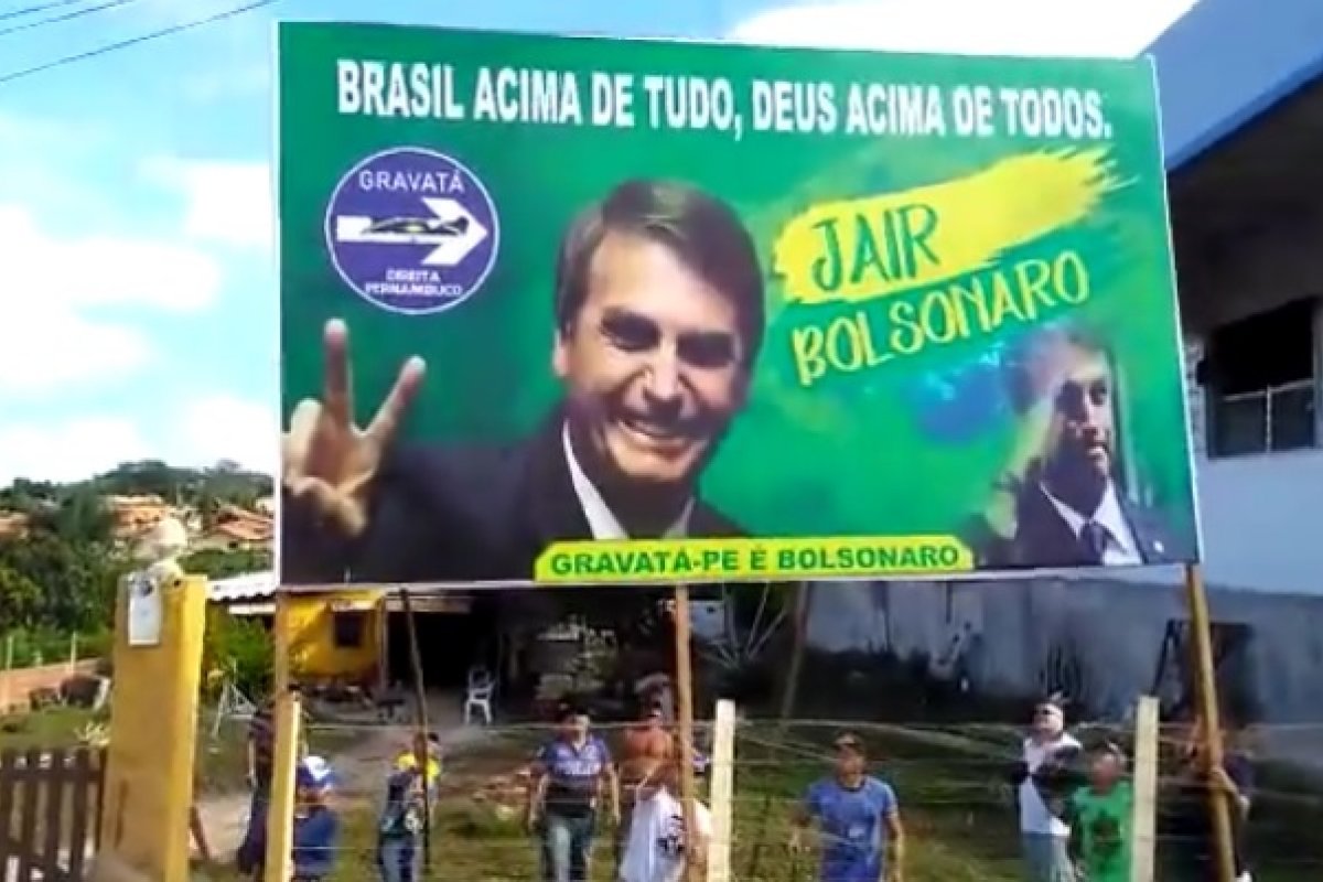 Veja vídeo: Apoiadores de Bolsonaro colocam placa em apoio ao presidente em trecho da BR-232