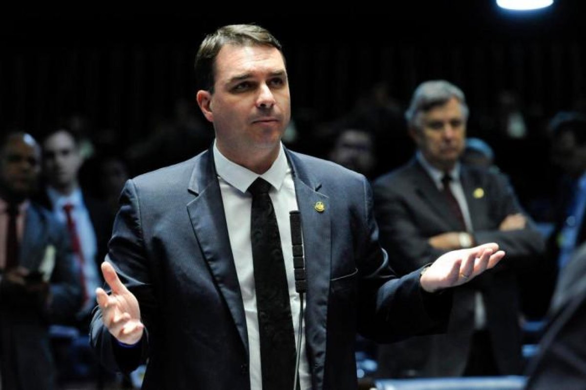 Flávio Bolsonaro depõe sobre caso do suposto vazamento de operação da PF