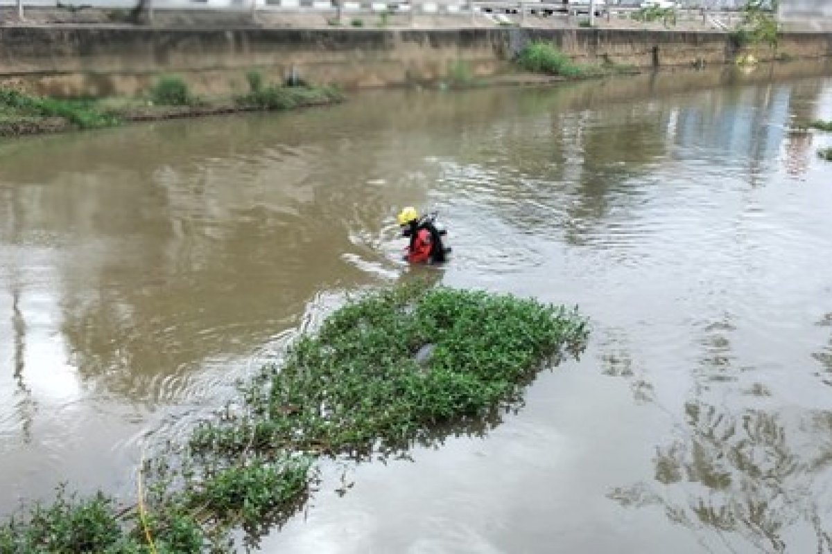Bombeiros procuram homem que desapareceu após entrar em rio em Lauro de Freitas