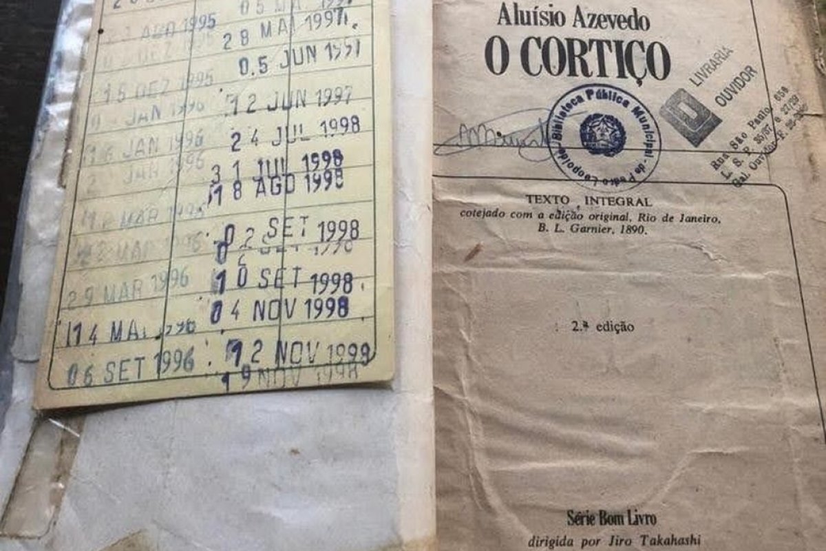 Livro 'O Cortiço' é devolvido a biblioteca mais de 20 anos depois do empréstimo